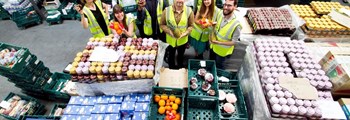 Mae FareShare Cymru yn ailgyfeirio bwyd sydd dros ben i blatiau pobl sydd ei angen