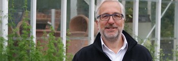 Neville Stein, ymgynghorydd profiadol yn y diwydiant, sy’n ystyried dyfodol garddwriaeth yng Nghymru…